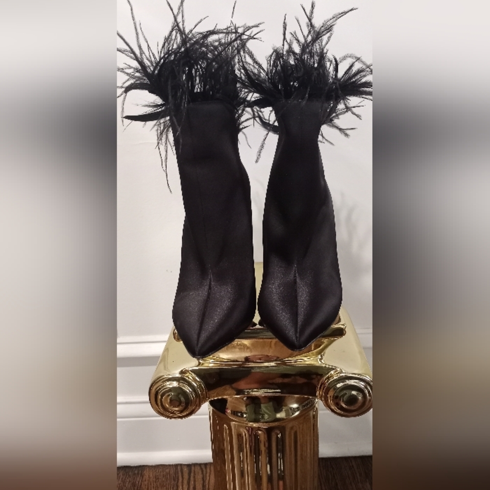 JESSICA SIMPSON SATIN-FEATHER BOOTIE Size 7